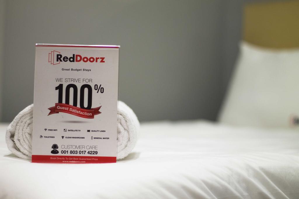 Reddoorz Plus Near Riau Street Hotel Bandung Bagian luar foto